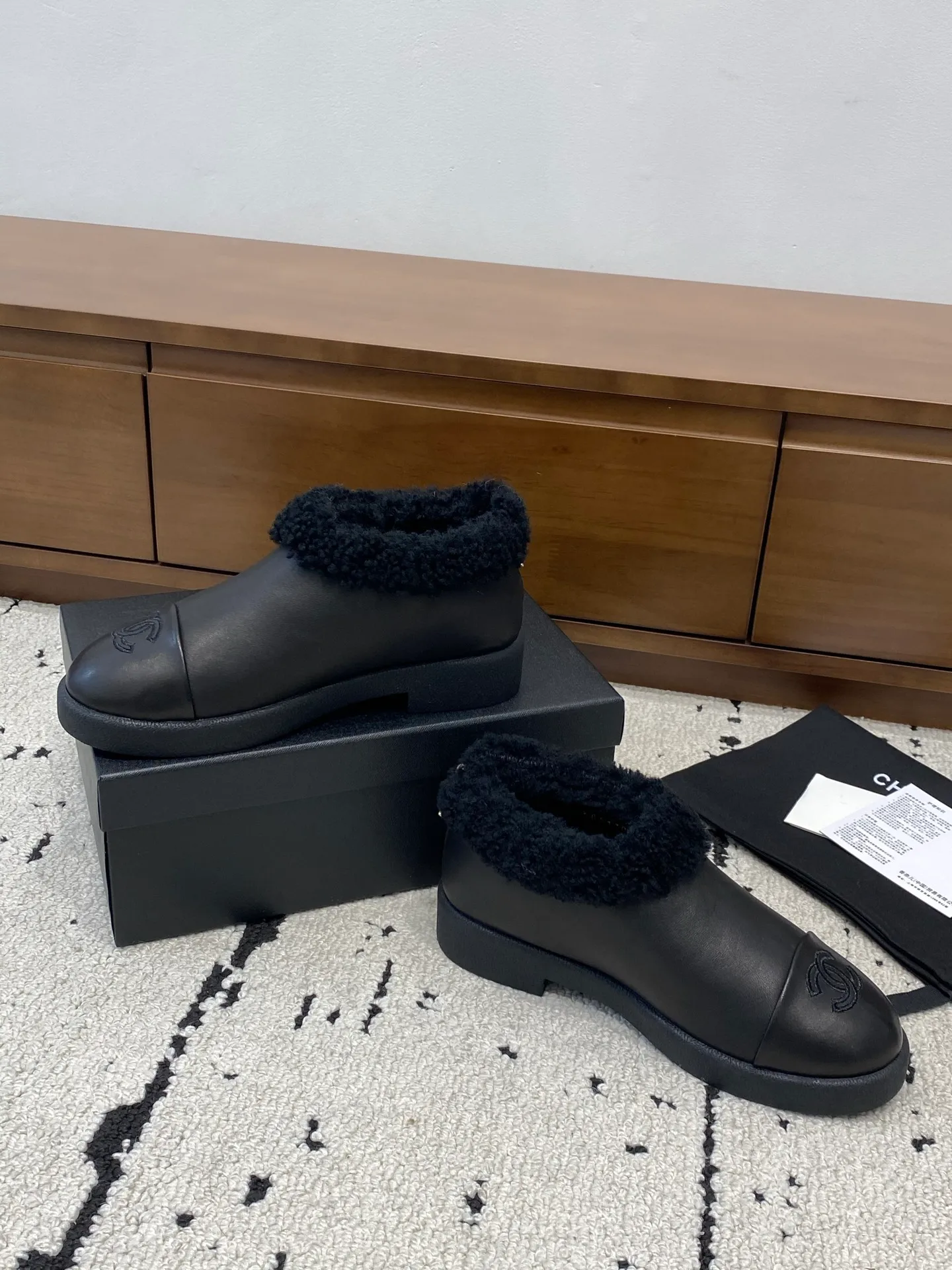 👟👟Ex-factory price 640👟👟 🍀Chanel 2025 autumn and winter style wool shoes Chanel new autumn and winter genuine wool slippers and boots Xiaoxiang 2025 autumn and winter one of the most beautiful snow boots Classic, beautiful and warm snow boots ❤️super warm! It's enough to have it this winter, it's really beautiful and fairy~ Materials and craftsmanship: The upper is made of custom sheepskin/wool/sheepskin, and the inner pads are all made of wool. It feels very soft and comfortable! The sole is the original TPU outsole Size: 35-39 (40.41 customized, non-refundable)
